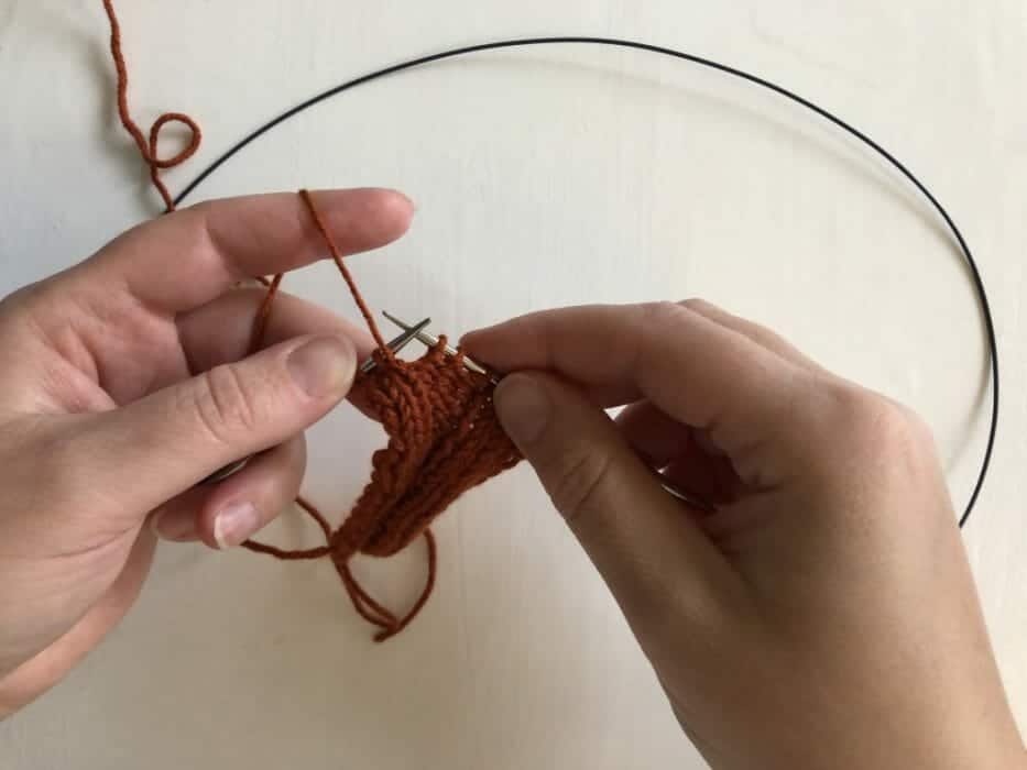 How To Purl Backwards – Learn this useful Knitting Hack from DontBeSuchaSquare.com 
#Knitting #PurlBackwards #KnittingBackwards