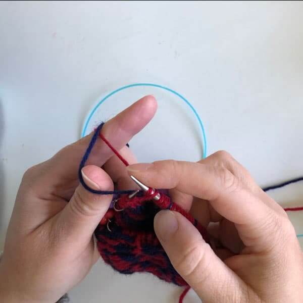 Tips for stranded knitting | How to twist floats in stranded knitting. This is how a twist my strand as I go.