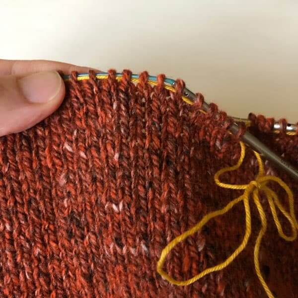 This is what it looks like when I have knitted a whole round with the lifeline attached to my cable. Use the hole on your HiyaHiya interchangeable Knitting Needles to add a lifeline to your knitting. Easy, simple, genious! #HiyaHiya #Lifeline #Knitting #KnittingHack