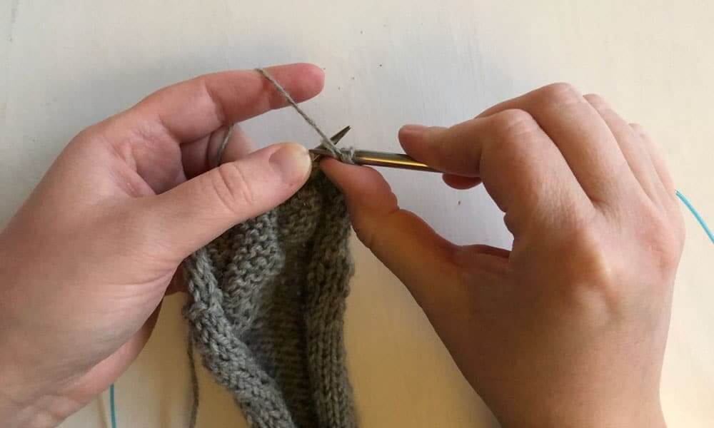 Circular Knitting Needles for Beginners part 1: How to do the Long Tail  Cast On 