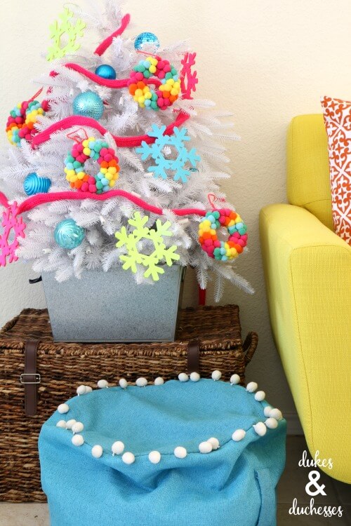 Knit a colorful garland for your Christmas tree this year!