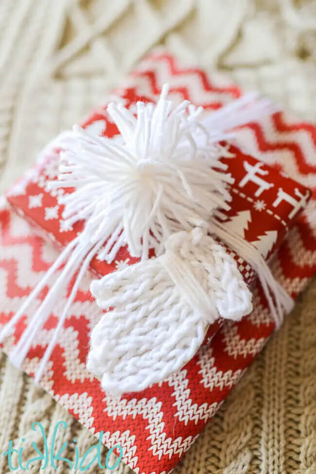 Make some faux knit mitten gift tags to embellish your gift this season. 