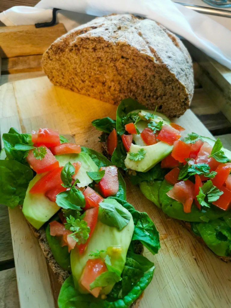 Leinsamenbrot mit Beilagen