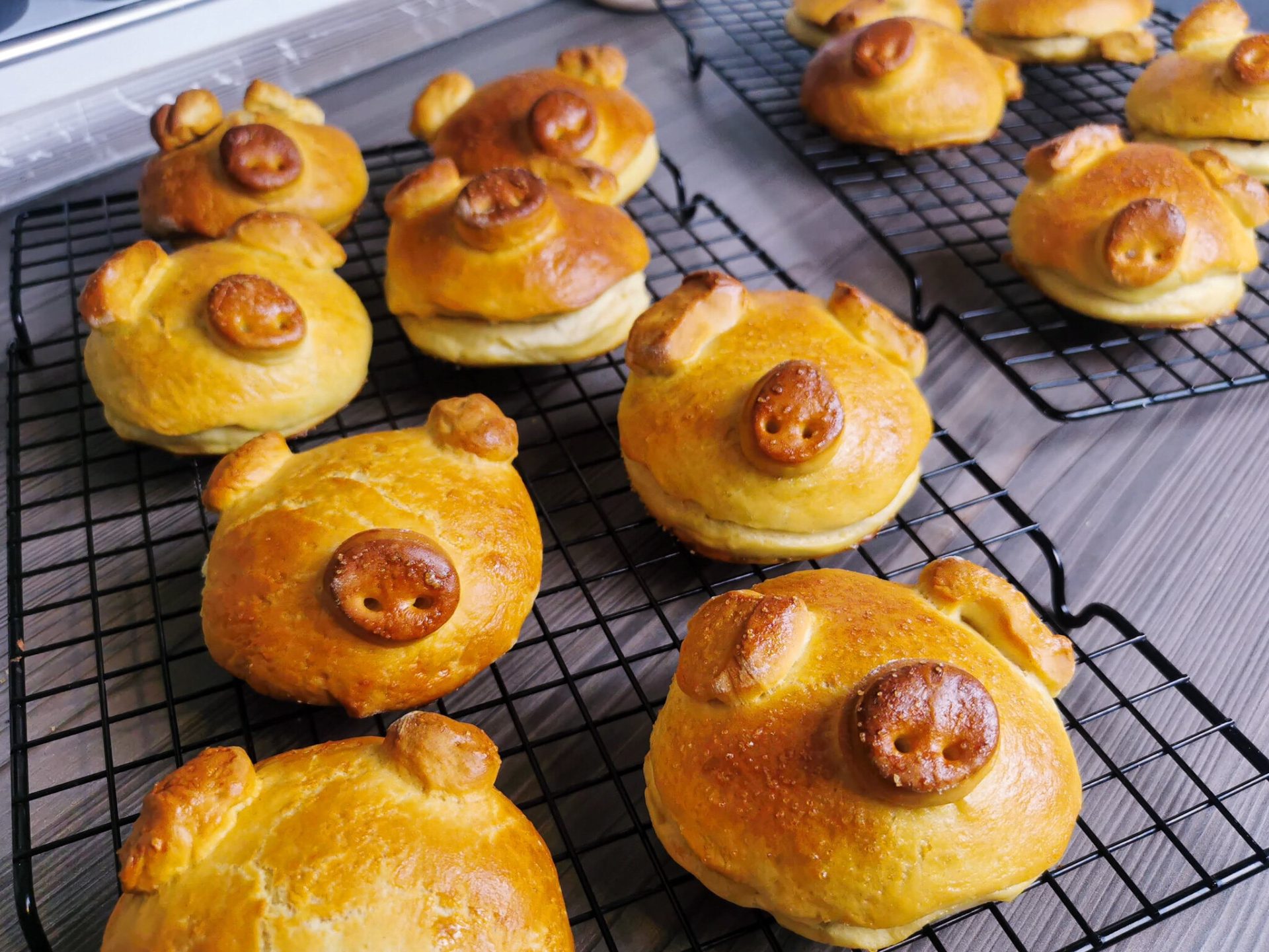 Glücksschweinchen aus Hefeteig mit Nussfüllung selbstgebacken Hefeteig