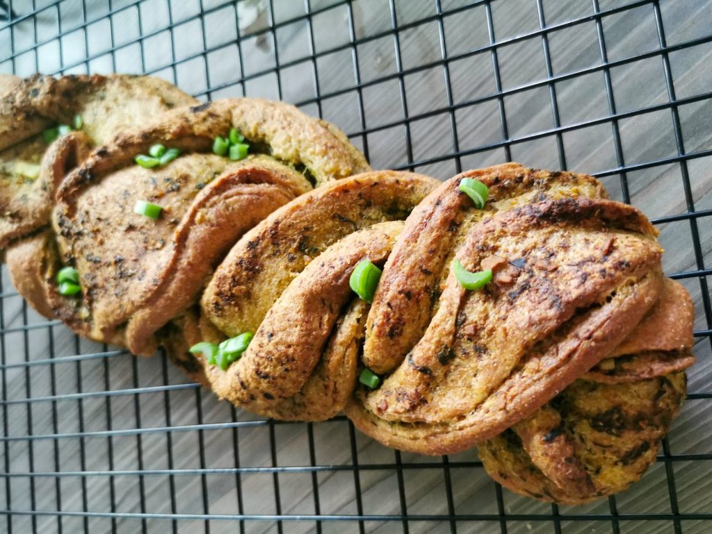 Herzhafter Hefezopf mit Bärlauchpesto