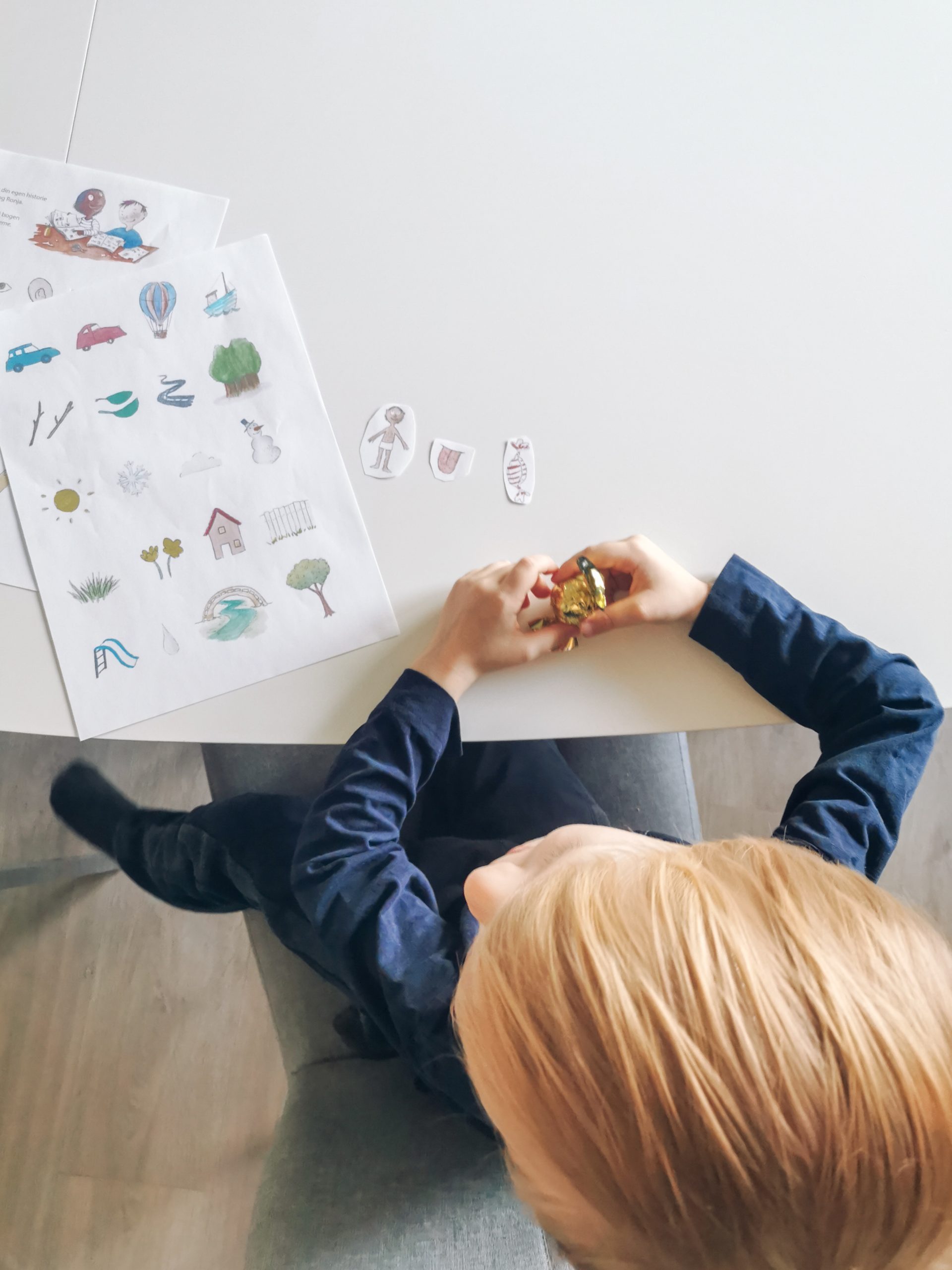 styrke mit barns læseevne - ved at opbygge sætninger med illustrattioner. Første step til stavning