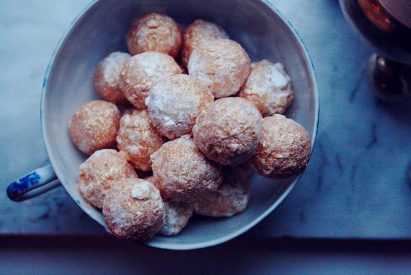 Glinsende snebolde – trøfler med hvid chokolade og karamel