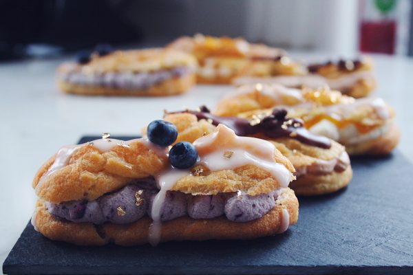 Opskrift på de lækreste fastelavnsboller med blåbær-lakrids, mocca og mango