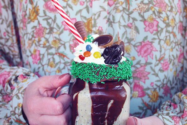 Fredags Freakshake opskrift med kiwi og passionsfrugt