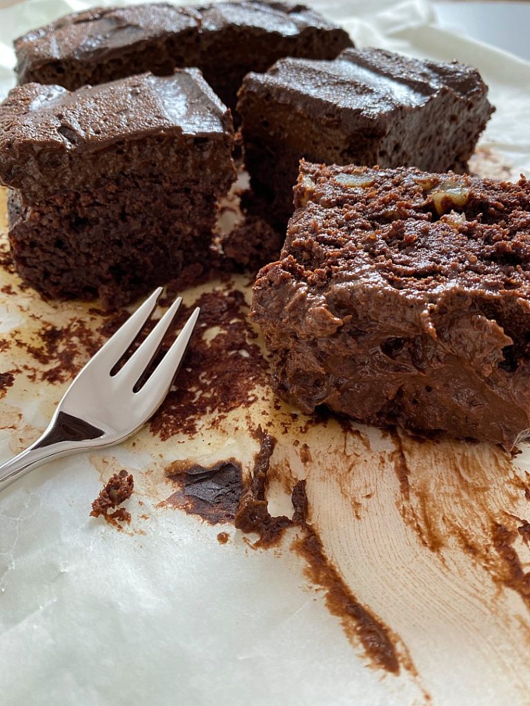 Brownie med valnødder og dadler, toppet med en cremet chokolademousse,  lavet på avokado – Dorthe Thisgaard