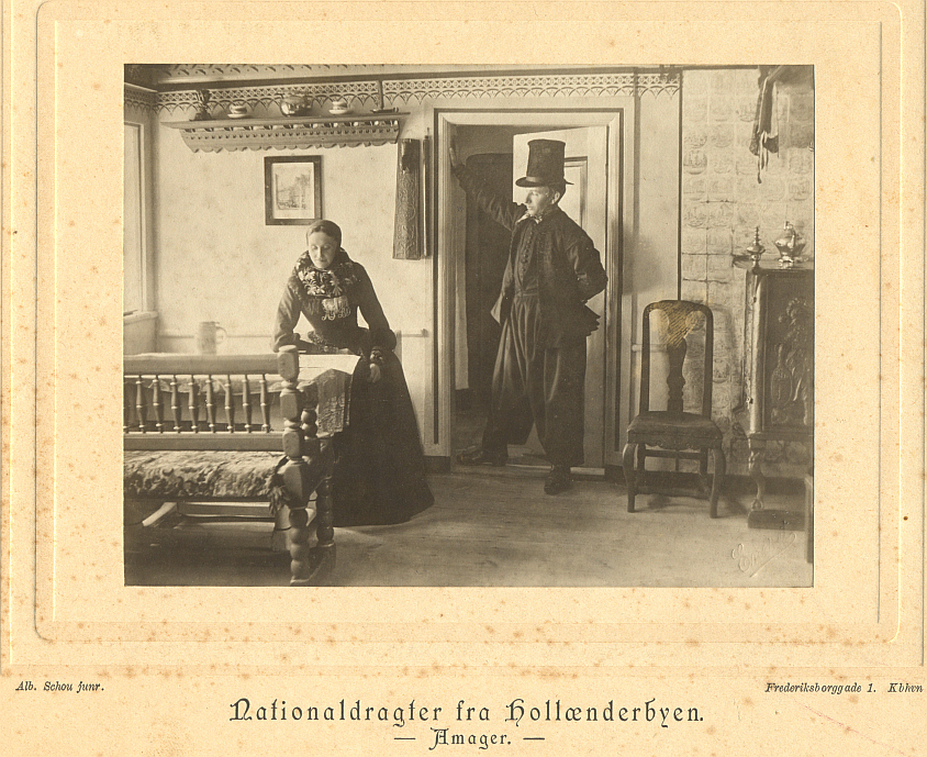 Dirch Jansen og hans hustru som "fotomodeller" i en billedserier om den særlige kultur i Store Magleby. Ca. 1905. Dirch Jansen og hans hustru som "fotomodeller" i en billedserier om den særlige kultur i Store Magleby. Ca. 1905.