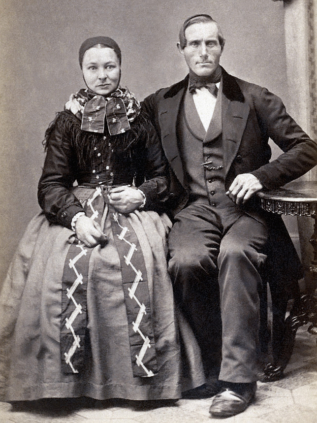Ehm Crilles Zibrandtsen og Crilles Jacobsen Bacher hos fotografen i 1860'erne. Hun er i den traditionelle amagerdragt, men han er klædt i tøj, men gik med i købstæderne. Ehm Crilles Zibrandtsen og Crilles Jacobsen Bacher hos fotografen i 1860'erne. Hun er i den traditionelle amagerdragt, men han er klædt i tøj, man gik med i købstæderne.