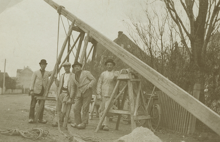 Medarbejdere fra firmaet Danalith rejser elmaster et sted på Amager. Udateret foto. Medarbejdere fra firmaet Danalith rejser elmaster et sted på Amager. Udateret foto.