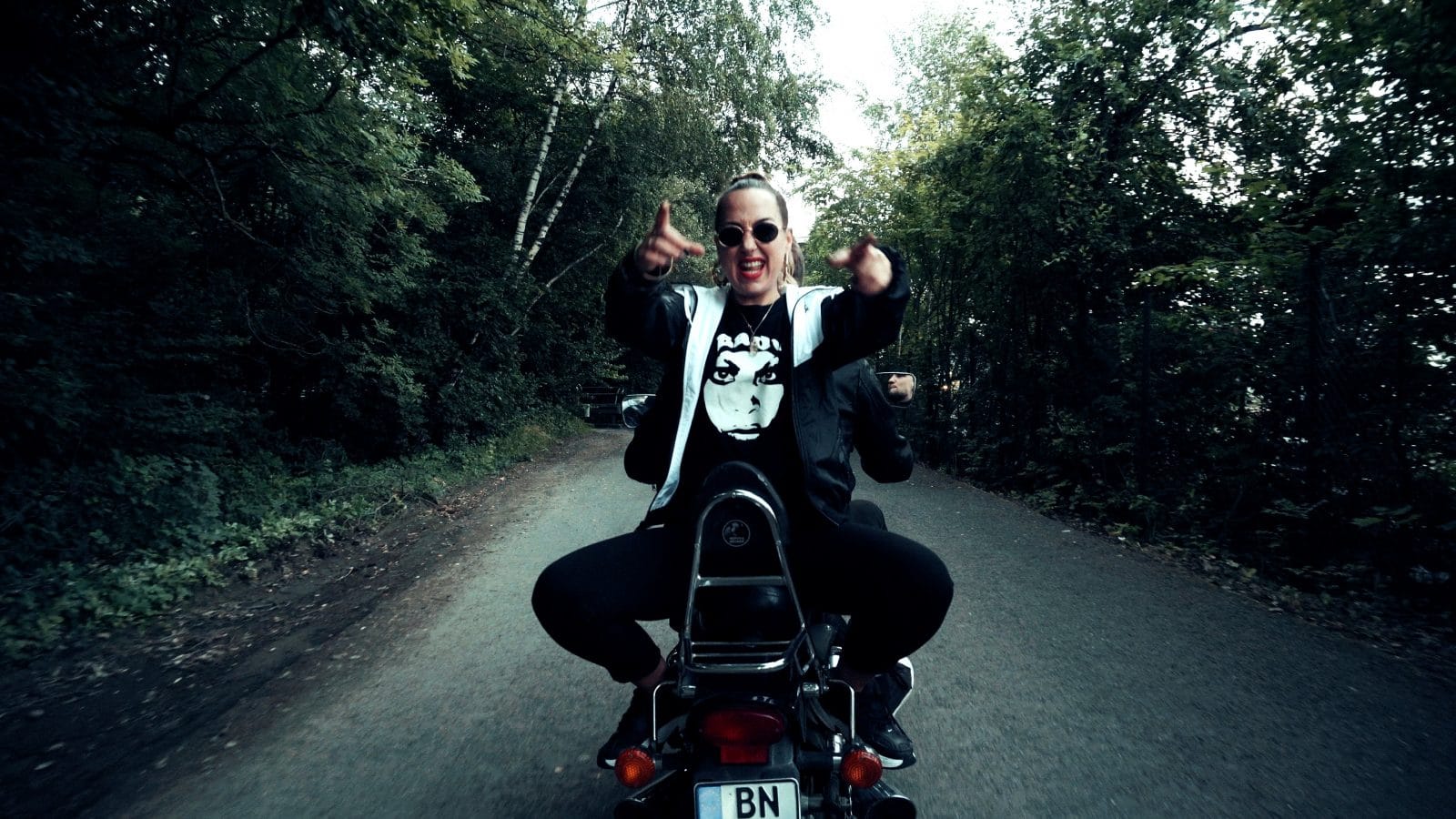 Lou Lettow auf dem Motorrad vom Videodreh jaja in Siegen