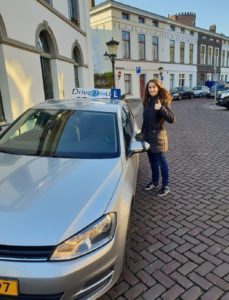 Jonge vrouw geslaagd voor rijbewijs in Utrecht