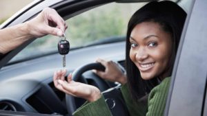 Vrouw haalt haar rijbewijs om zelfstandig de weg op te kunnen