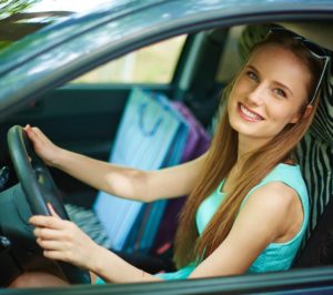 Jonge vrouw die rijlessen neemt, kies een rijlespakket bij Drive2you rijschool die bij je past