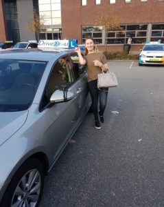Jonge vrouw heeft rijbewijs op zak na rijlessen van Drive2you rijschool Utrecht