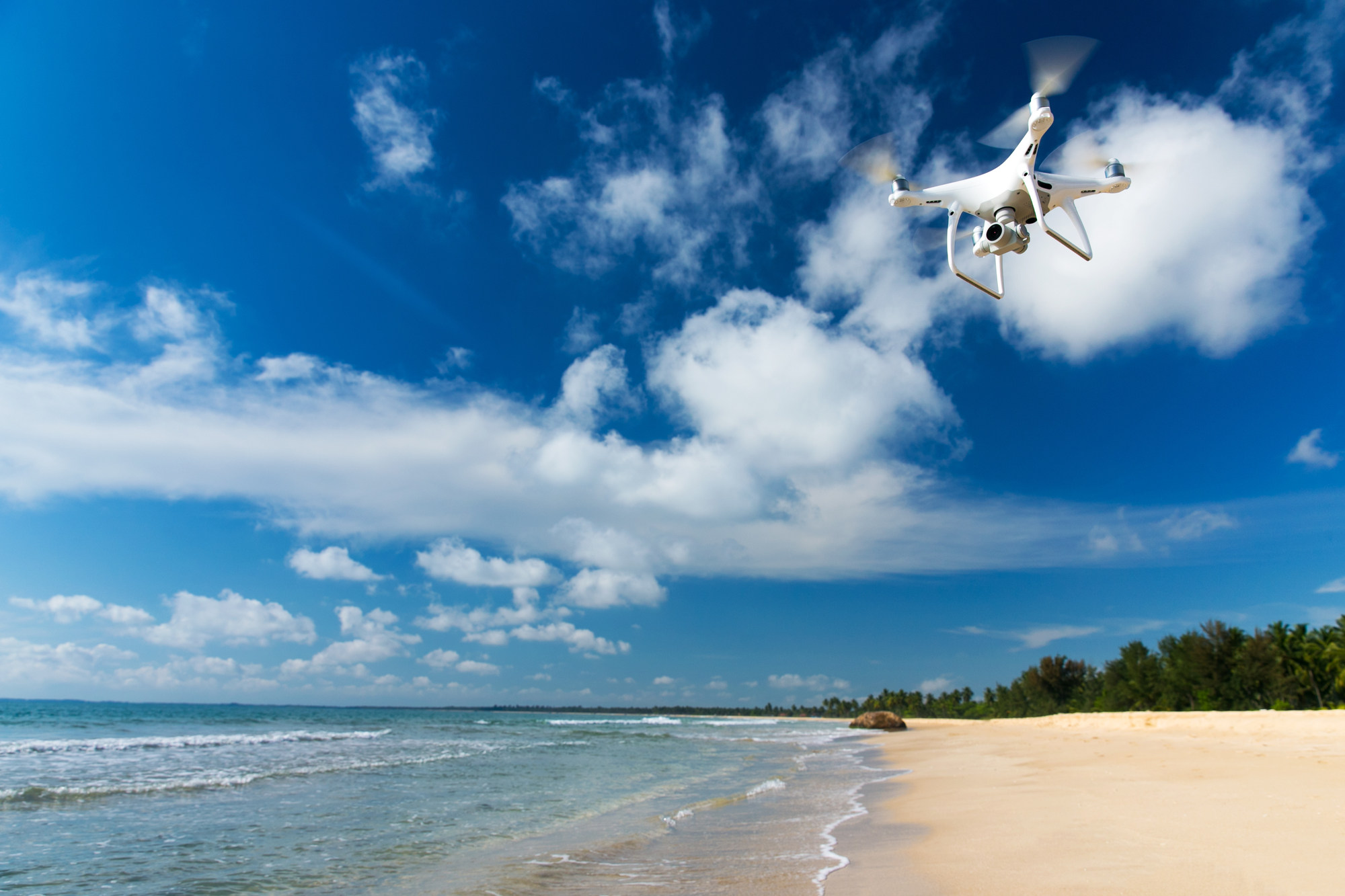 Droneflyvning ved strand