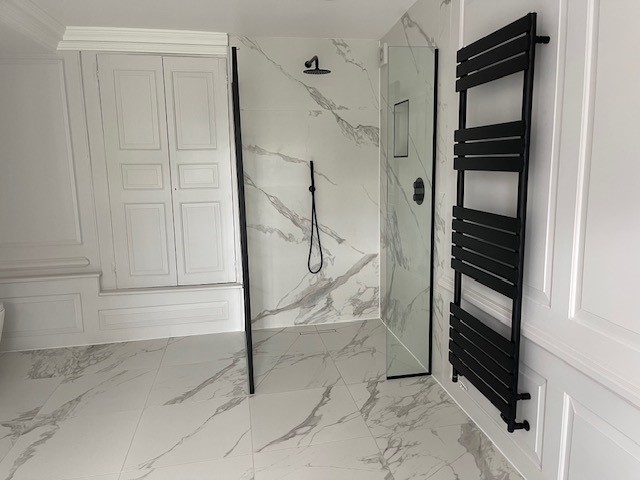 https://usercontent.one/wp/www.dscottandsons.co.uk/wp-content/uploads/2023/11/Bathampton-Manor-wet-room-with-Large-format-marble-effect-5.jpeg?media=1702763050