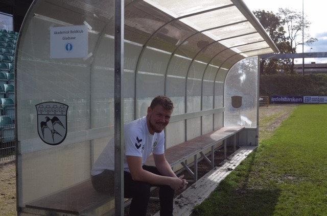 Patrick Birch Braune på plads i spillerboksen på Gladsaxe Stadion