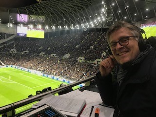 Fodboldkommentator Morten Bruun på plads på Tottenham Hotspur Stadium i London. (Foto: Morten Bruun)