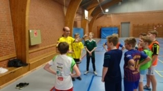 Kasper Albrechtsen instruerer nogle af sine U12-spillere