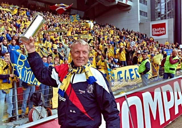 Ebbe Skovdahl efter pokaltriumfen i 1998 over FC København. Foto: Lars Ronbog / FrontZoneSport via Getty Images