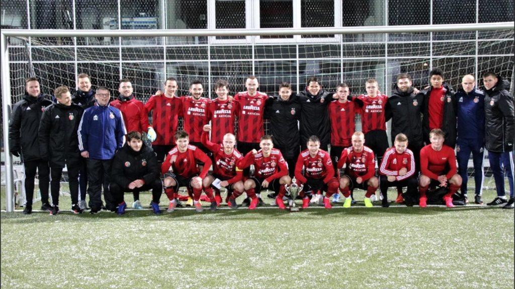 Traditionsklubben HB Torshavn har vundet mesterskabet 23 gange og pokalfinalen 27 gange. Fra yderst til højre står den nye, tyske assistenttræner Kevin Schindler med bla. en aktiv fortid i Borussia Dortmund, og ved siden af cheftræner Jens Berthel Askou. (Foto HB Torshavn)