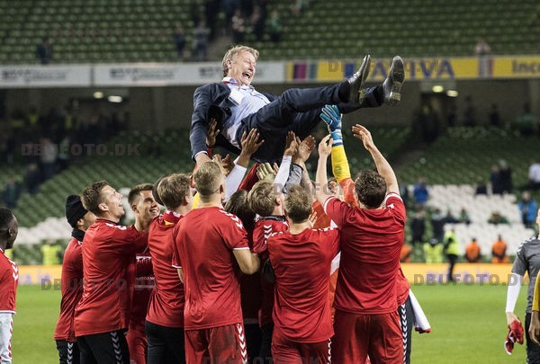 Landstræner Åge Hareide får en flot afsked med Det Danske Fodboldlandshold og får fortjent en "lufttur" af spillerne efter sejren over Rusland i Parken. (Foto: DBU/Anders Kjærbye/fodboldbilleder.dk)