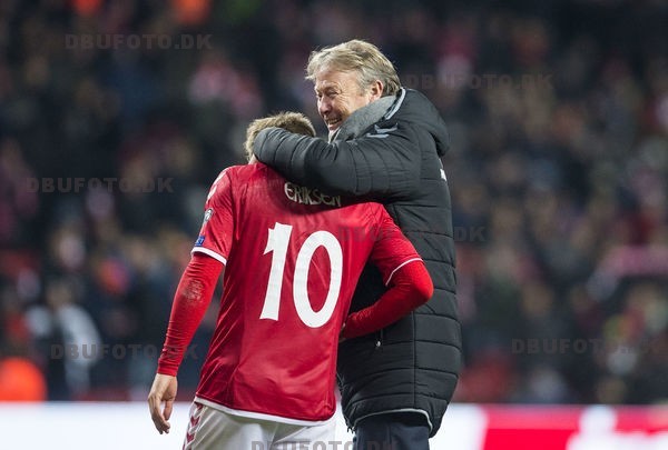 "Tak for kampen". Landstræner Åge Hareide krammer Christian Eriksen, som spiller en fantastisk turnering. (Foto: DBU/Anders Kjærbye/fodboldbilleder.dk)