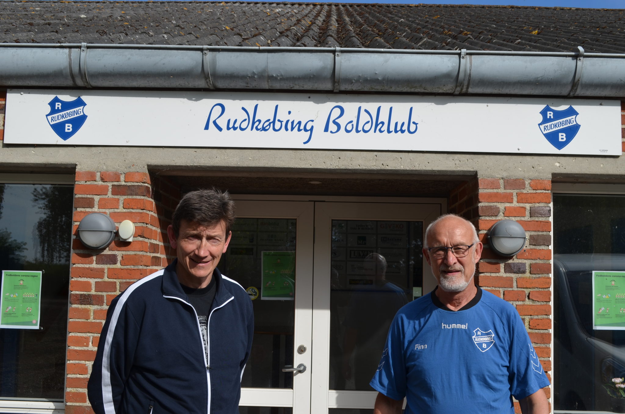 Tidligere cheftræner Kurt Hansen (tv) og formand Finn Pedersen håber, at langelænderne i fremtiden vil samarbejde og bakke op om fodbolden i Rudkøbing Boldklub. (Foto: Privat)