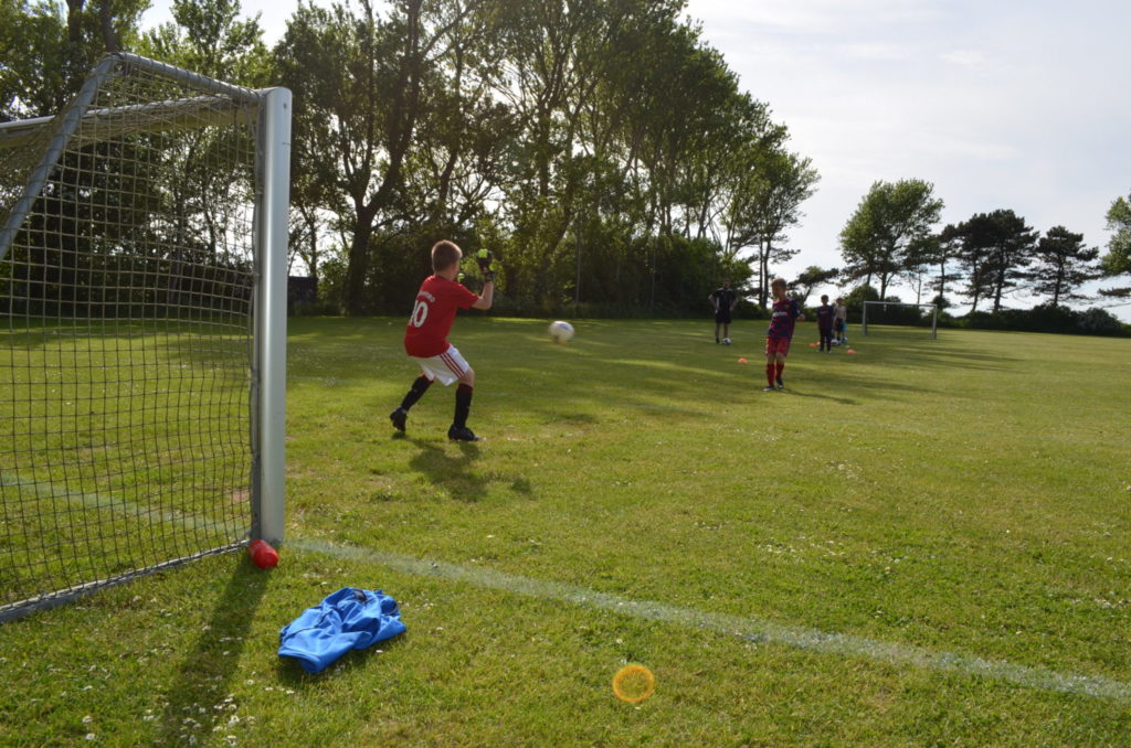 Ungdommen banker på døren i Rudkøbing Boldklub. Efter at alle øens skoleelever er blevet samlet et sted på Ørstedskolen i Rudkøbing, har fodboldklubben mærket en stigende tilslutning af yngre spillere. (Foto: Privat)