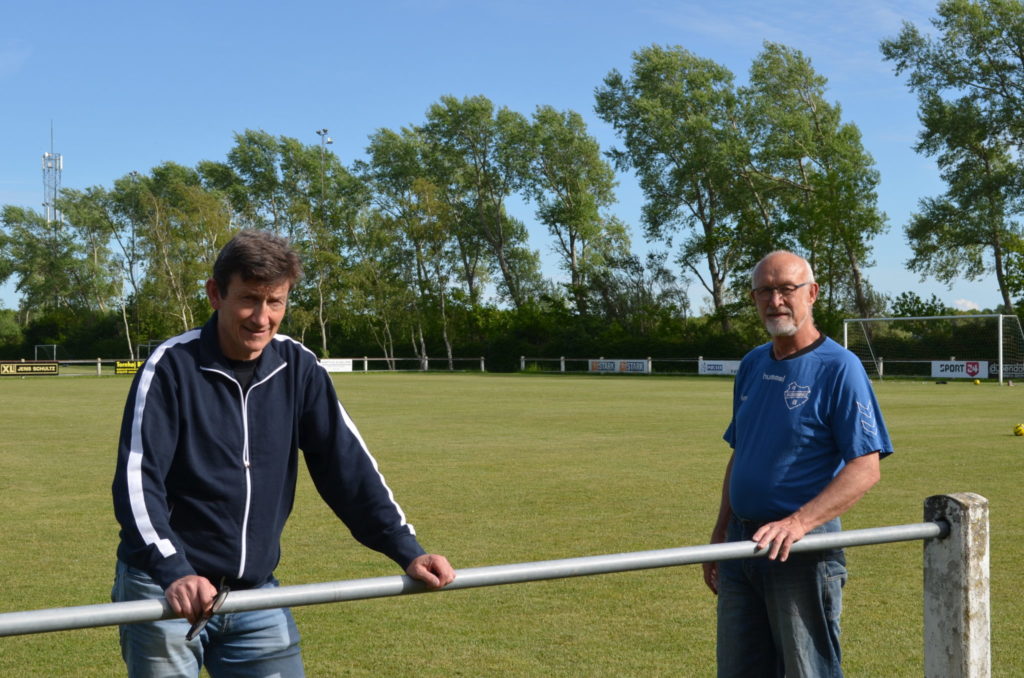 Tidligere cheftræner Kurt Hansen (tv) og formand Finn Pedersen på det lille hyggelige Rudkøbing Stadion. Rudkøbing Boldklub spiller i Serie 1. (Foto: Privat)