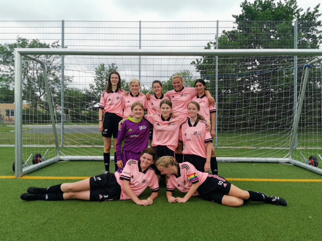 Kalundborg GB og Raklev GI’s fælles U16-pigehold skal i fremtiden spille i lyserødt (Foto: Søren Hjernø)