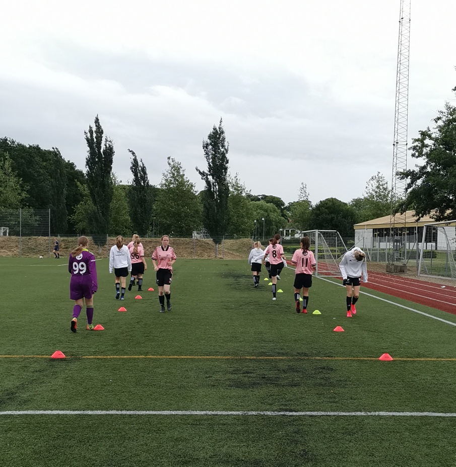 Carsten Brøgger Hansen og Søren Hjernø: "Vores mål er at lave et godt U16-fodboldhold og spille noget god fodbold, lære dem tekniske færdigheder, sparke til en bold, afleverer, spille noget zone, åbne for nye positioner, som de måske ikke vidste de kunne, og så må resultaterne komme med tiden". (Foto: Søren Hjernø)