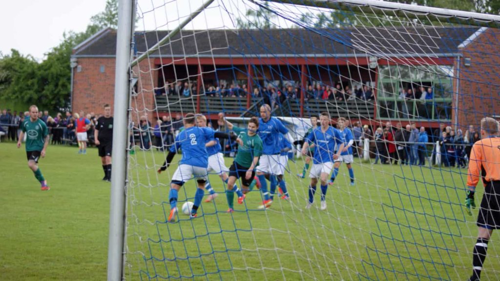 "Rudkøbing Lokalopgør": Et fyldt Rudkøbing Stadion til lokalopgør mellem Rudkøbing Boldklub og BK Sydlangeland i 2014. Men de tider er forbi på Langeland, idet Rudkøbing Boldklub er den eneste tilbageværende seniorklub på øen. (Foto: Kim Røpke)