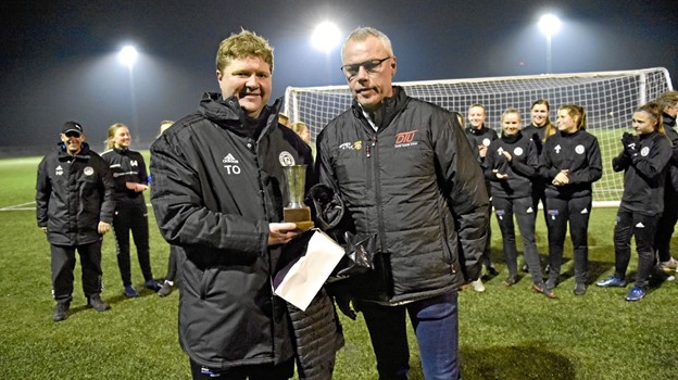 Torben Overgaard får overrakt pokalen af Michael Brandt DTU som Årets jyske Træner 2018.