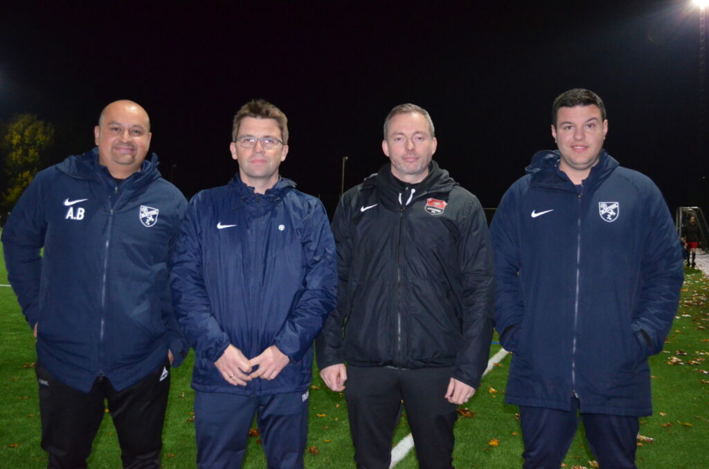 Fra venstre: Pigeformand i Ølstykke FC, Andreas Bakbøl, årgangsleder Henrik Jensen, ungdomsformand i Jyllinge FC, Torben Jørgensen, og førsteholdstræner Nicolai Brandt. U16 pigerne bliver desuden trænet af Christian Dahl, Katja Engberg, Jimmy Dalgaard Nielsen og målmandstræner Simon Lindahl. Alle udtrykker kun glæde og perspektiv i det nye holdsamarbejde. (Foto: DTU)