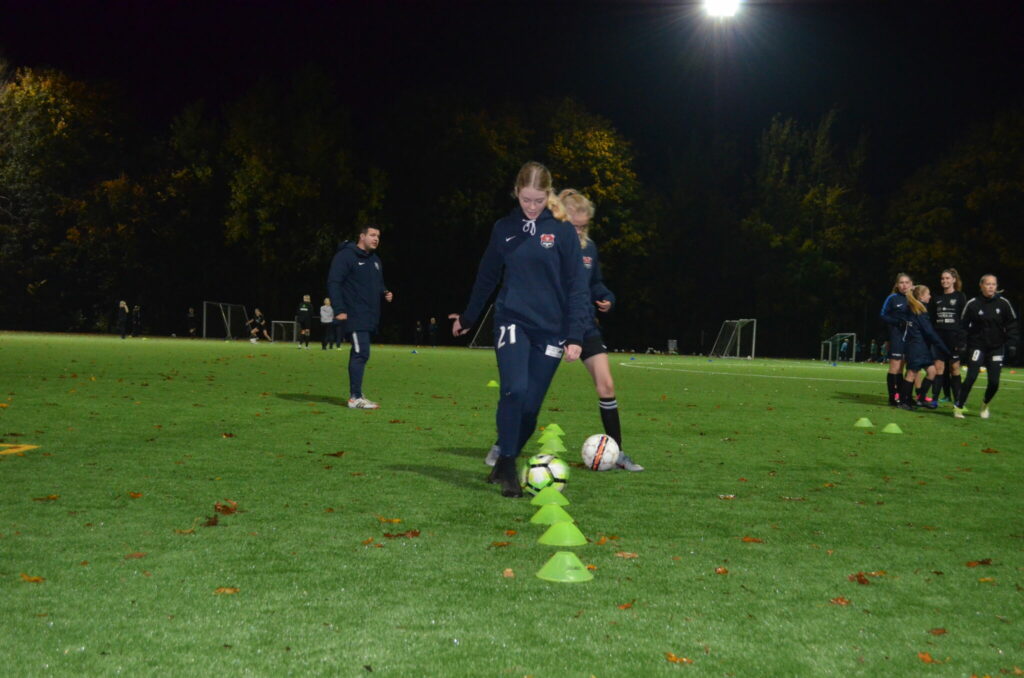 Alle U16 piger i Ølstykke FC og Jyllinge FC træner sammen på lige fod og er skiftevis på træningsbanen i Ølstykke og Jyllinge. (Foto: DTU)