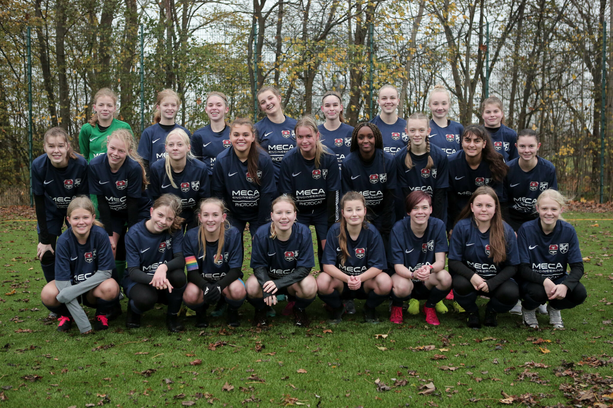 Ølstykke FC og Jyllinge FC U16 piger har startet et holdsamarbejde. Uden et sådant holdsamarbejde var det næppe sandsynligt, at der havde været U16 pigefodbold i de to klubber. (Foto: Martin Schütt)
