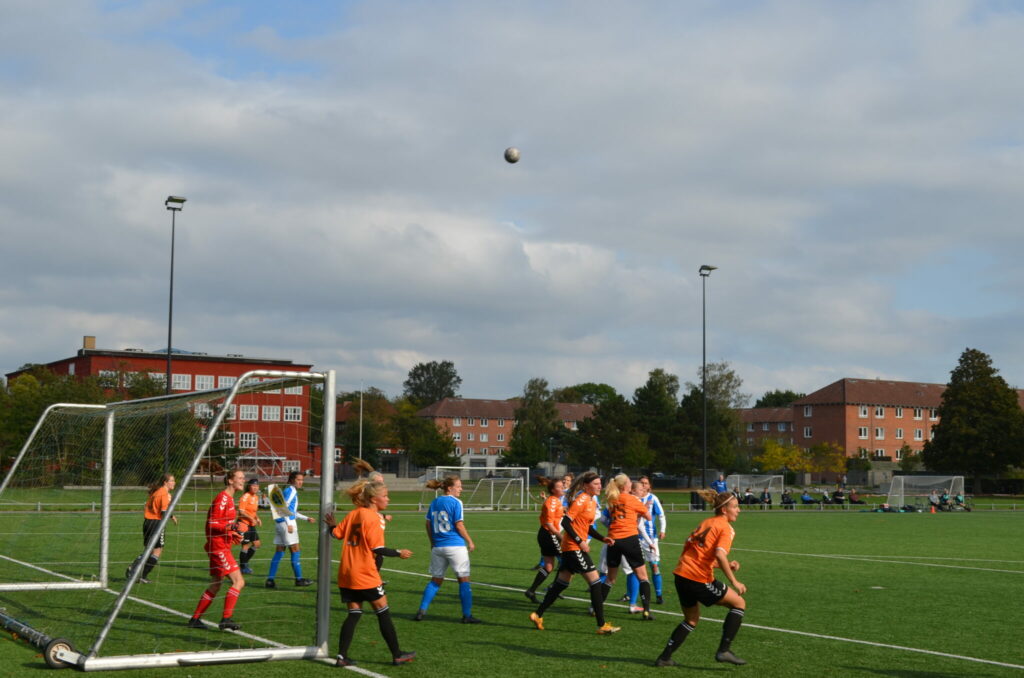 For blot fire år siden var der ikke fodbold for piger og damer, men takket være de nye faciliteter og klubhus, har Husum Boldklub i dag en spirende pige- og dameafdeling. Det bedste seniorhold spiller i Damserie Øst. Her er de i kamp mod Greve IF. (Foto: DTU)