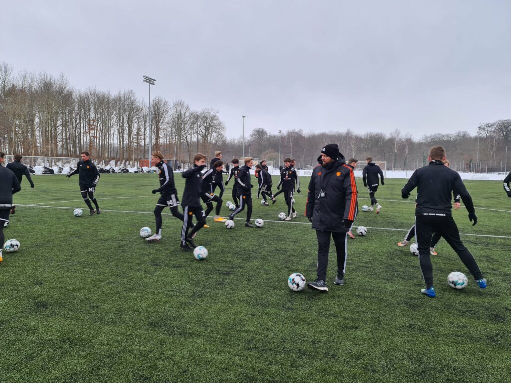 Christian Lønstrup (med huen) stoppede som aktiv i FCK i sæsonen 2005-2006 og har siden været cheftræner i FC Roskilde, FC Helsingør, Jægersborg Boldklub, assistenttræner i AB og ITU-træner i B93 (integrerende talentudviklings træner under DBU). Dertil har han et par sæsoner arbejdet som scout for den italienske fodboldklub Cagliari, hvor han også har spillet tre år som professionel.