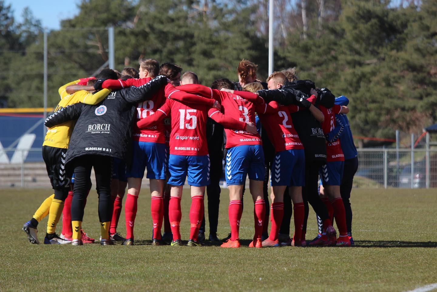 Sammenholdet er stærkt i Slagelse B&I, der skal kæmpe hårdt for at holde nedrykningen fra livet i 2. division. (Foto Noah Thielemann)