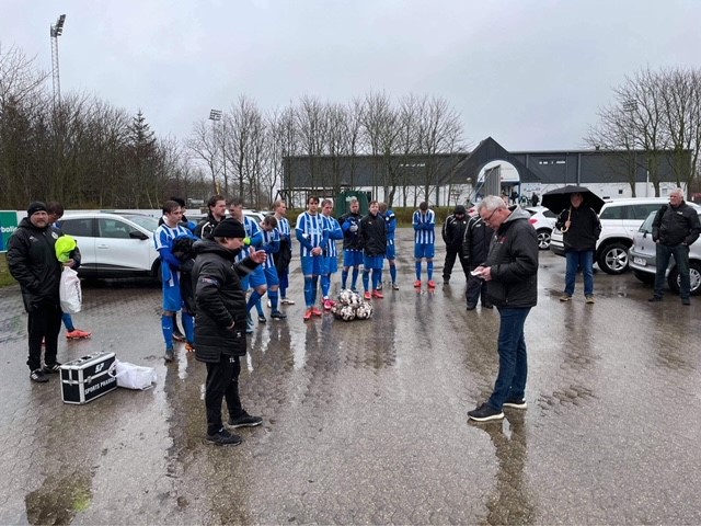 Thisteds JS-spillere var med til at fejre Thorbjørn efter 4 - 0 sejren i debutkampen i JS.
