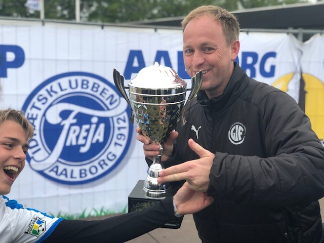 En stolt Hans Jensen med pokalen fra Aalborg City Cup.
