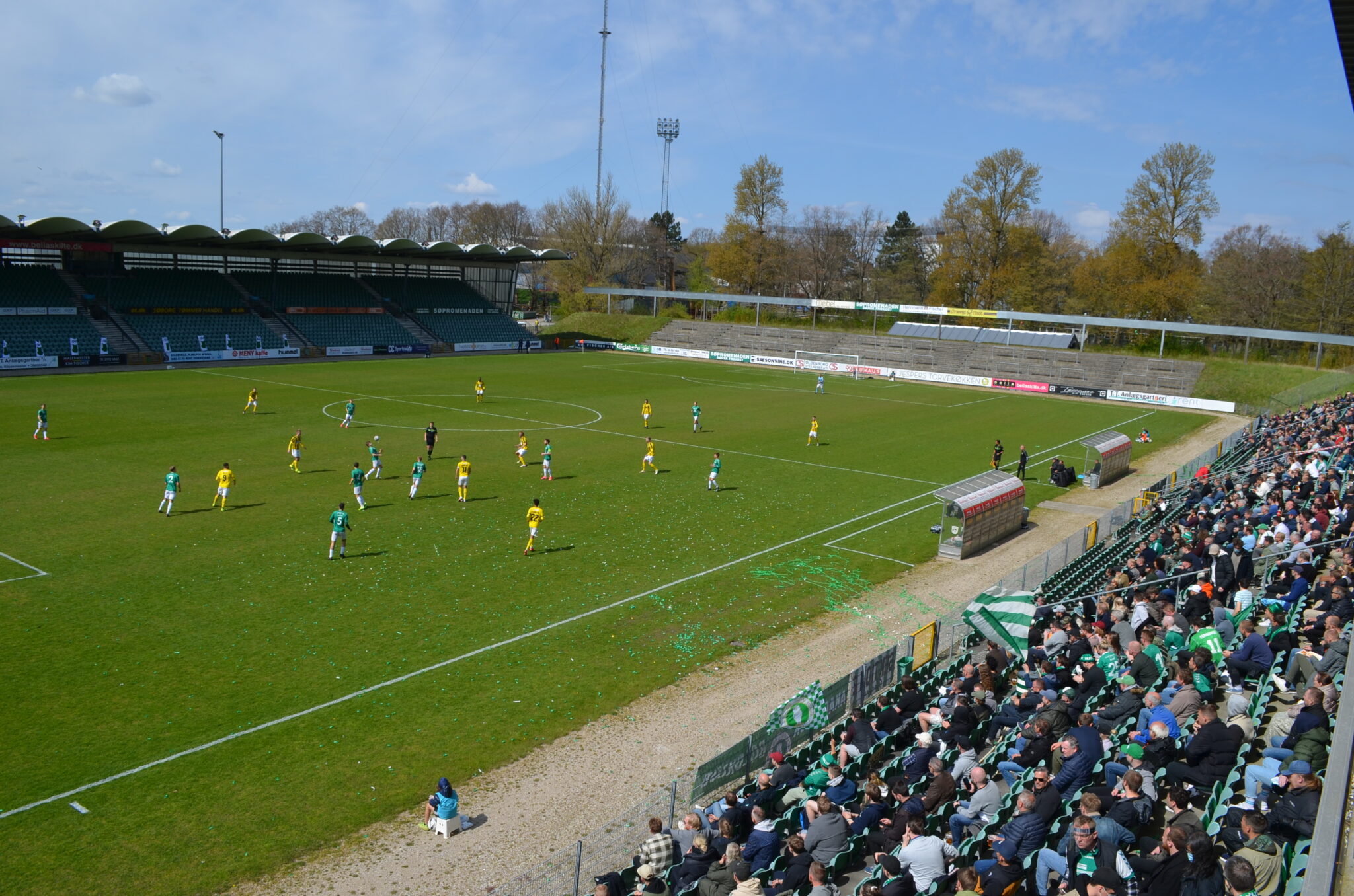 Tilskuere og fans var tilbage på Gladsaxe Stadion efter den lange Corona nedlukning, da AB tog imod Brønshøj i 2. division. (Foto: DTU)