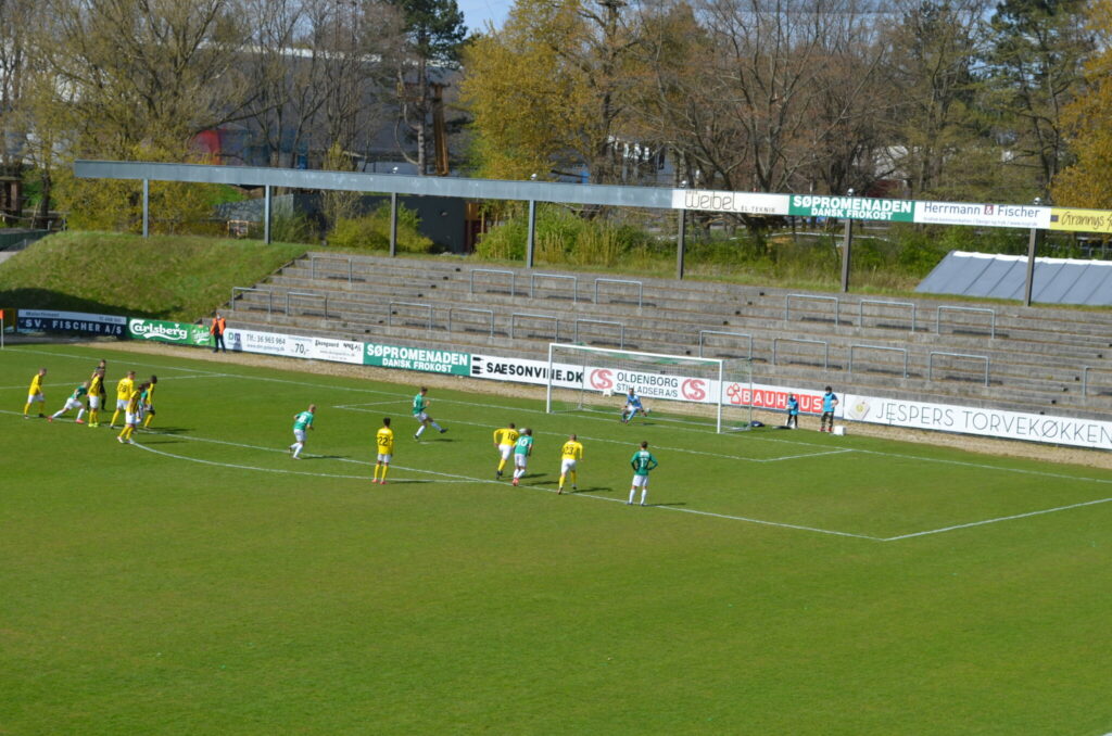 Frederik Christensen sparker AB foran 1-0 på straffespark. (Foto: DTU)