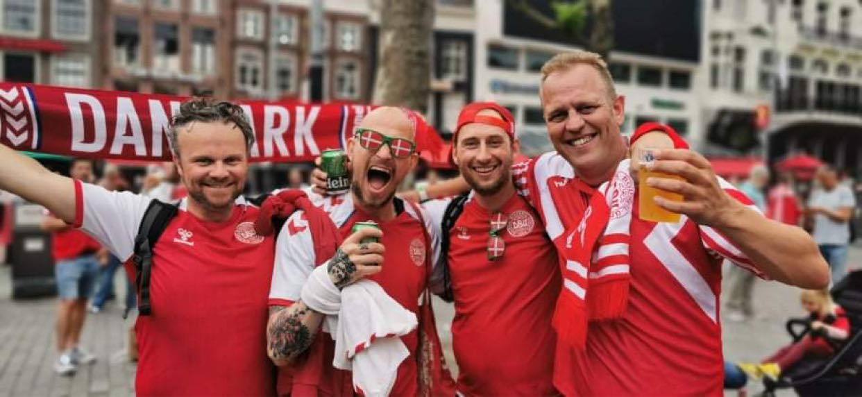 De danske roligans, Jakob, Peter, Kristoffer og Kenneth, varmer op i Amsterdams gader før Danmarks kamp i 1/8-delsfinalen mod Wales. (Foto: Privat)