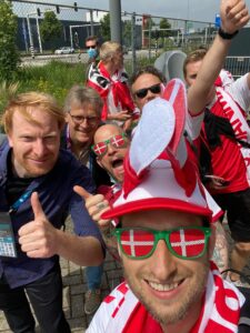 Før Danmarks 1/8-dels finale mod Wales i Holland på Johan Cruijff ArenA i Amsterdam hilste danske roligans på TV-kommentatorerne, Andreas Kraul og Morten Bruun. (Foto: Privat)